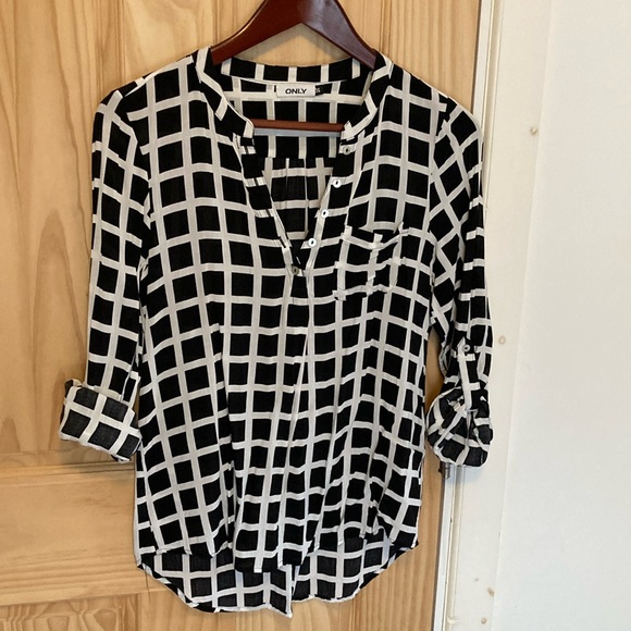 Black and white blouse - Picture 1 of 5